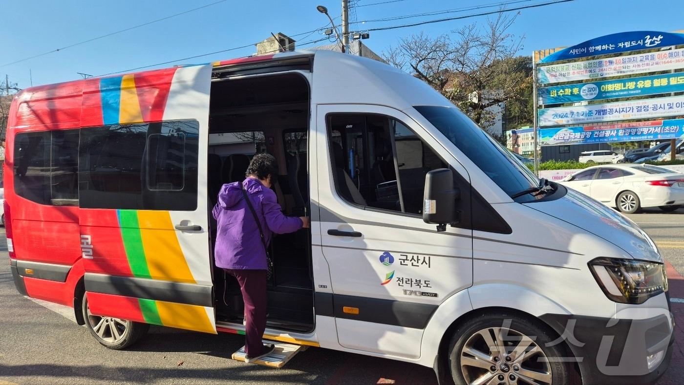 군산시가 교통취약지역 주민을 위해 운행하고 있는 &#39;행복콜버스&#39;를 확대한다.&#40;군산시 제공&#41; 2024.11.13/뉴스1