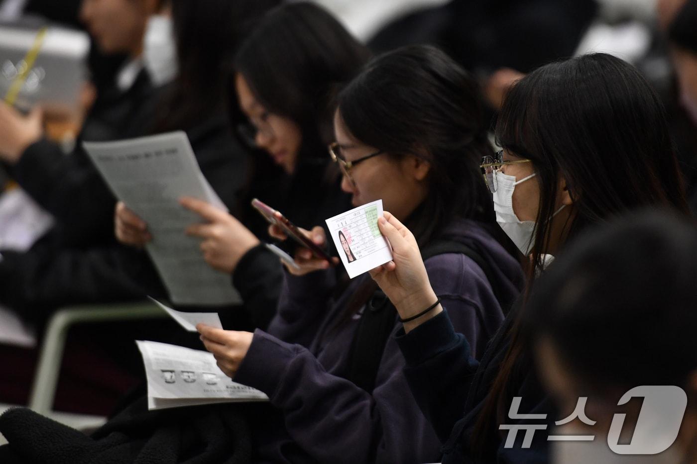 2025학년도 대학수학능력시험 예비소집일인 13일 오후 경북 포항시 남구 영일고등학교에서 수험생들이 수험표를 살펴보고 있다. /뉴스1 ⓒ News1 최창호 기자