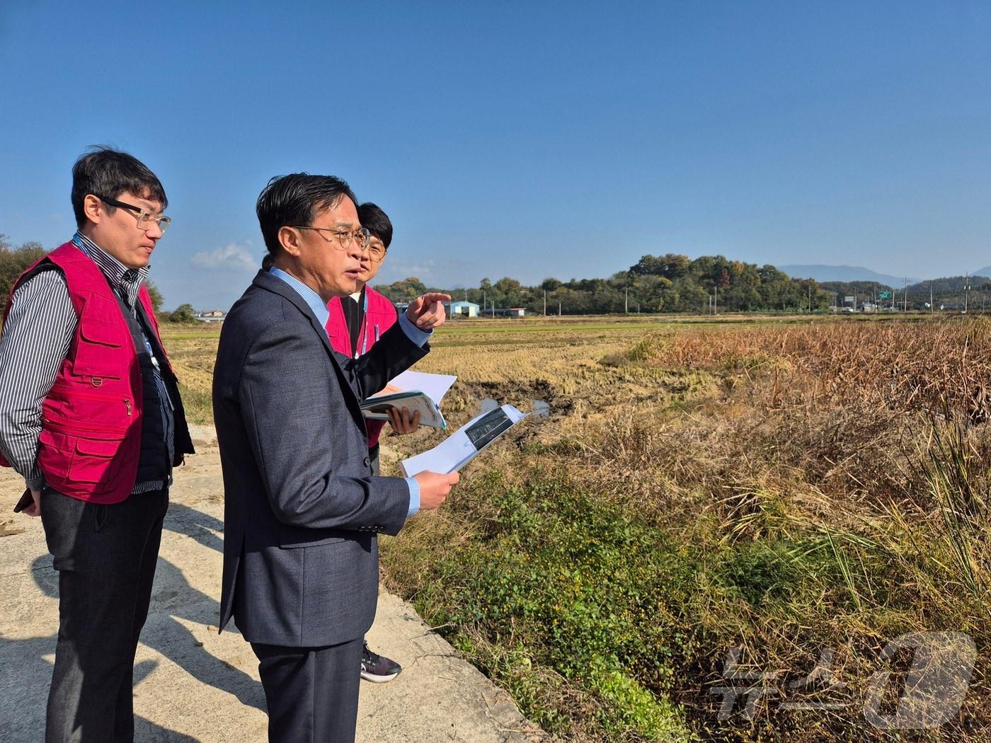 황외석 경남조달청장&#40;가운데&#41;이 13일 함안군 칠서면 용성리의 일제강점기 일본인 소유 토지를 찾아 국유화 조사를 진행하고 있다.&#40;경남조달청 제공&#41;