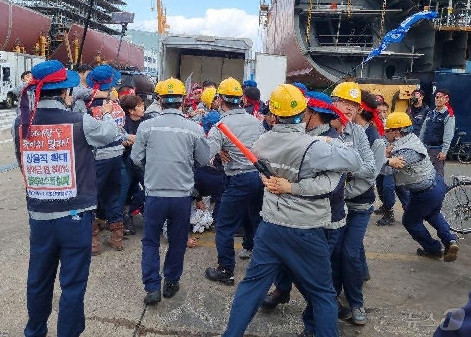 13일 한화오션 사내 선각삼거리에서 금속노조 거제통영고성조선하청지회 소속 하청노동자들이 임금체불 대책 마련을 위한 농성을 벌이고 있다.&#40;조선하청지회 제공&#41;