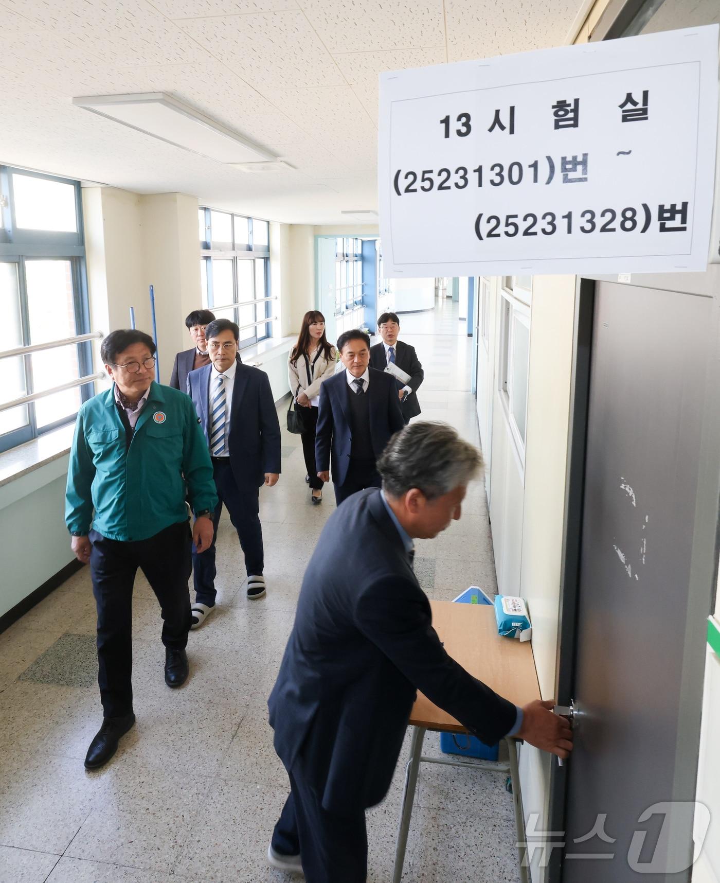 도성훈 인천광역시교육감이 13일 2025학년도 수능 시험장인 인천효성고등학교를 방문해 2025학년도 수능 시험장 준비 상황을 점검하고 있다.&#40;인천시교육청 제공&#41;2024.11.13/뉴스1 ⓒ News1 박소영 기자