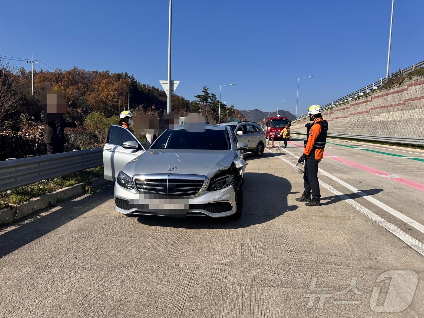 강원 원주 지정면 광주원주고속도로 신평1교 3중 추돌 현장.&#40;강원도소방본부 제공&#41;