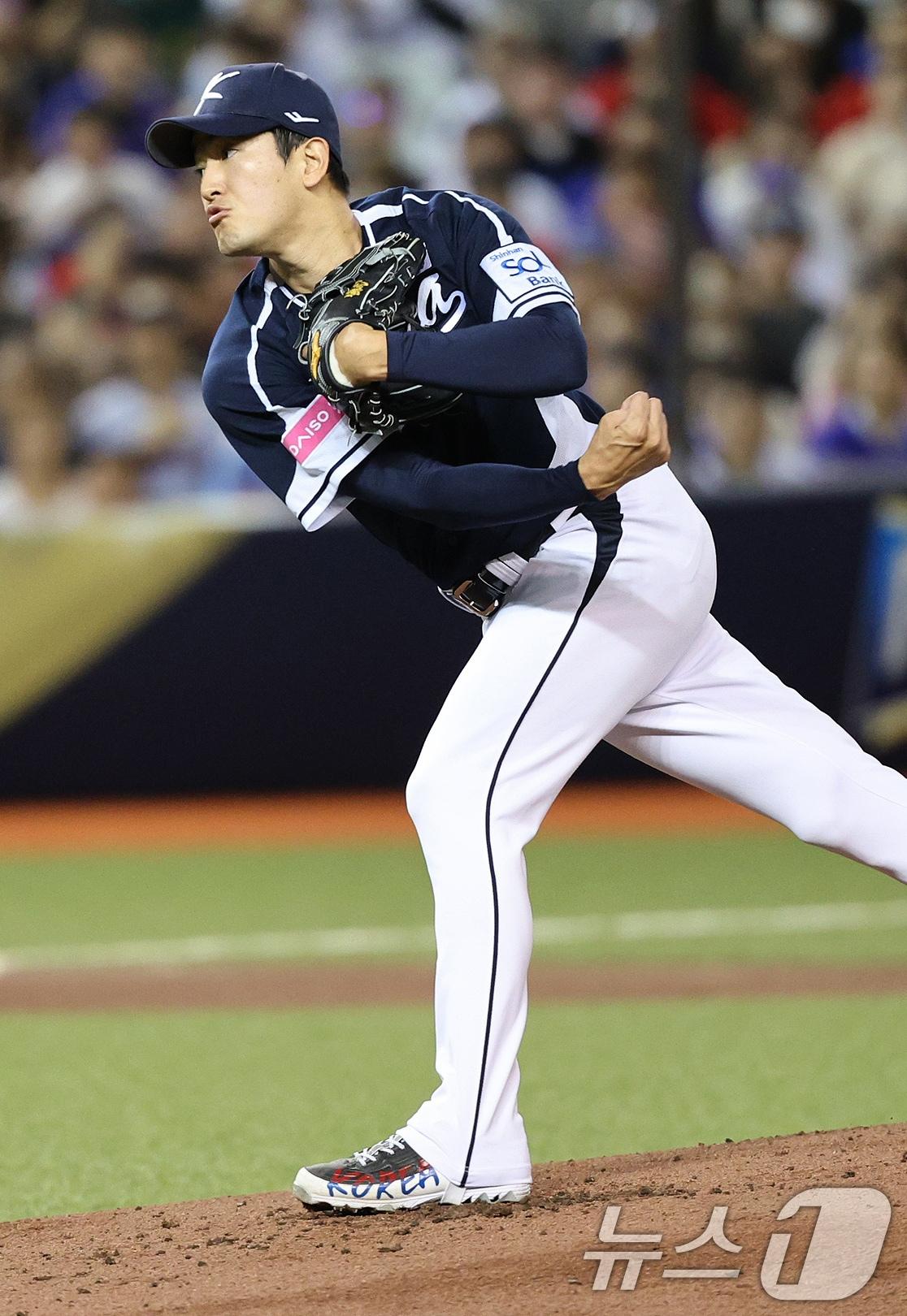 13일&#40;현지시간&#41; 오후 대만 타이베이시 타이베이돔에서 열린 2024 WBSC 프리미어12 B조 예선 대한민국과 대만의 경기, 1회말 대한민국 선발 고영표가 역투하고 있다. 2024.11.13/뉴스1 ⓒ News1 장수영 기자