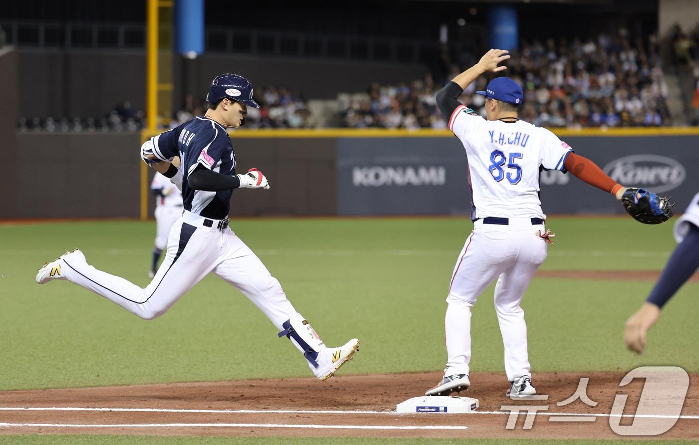 13일&#40;현지시간&#41; 오후 대만 타이베이시 타이베이돔에서 열린 2024 WBSC 프리미어12 B조 예선 대한민국과 대만의 경기, 2회초 대한민국 공격 선두타자 윤동희가 상대 수비 실책으로 출루하고 있다. 2024.11.13/뉴스1 ⓒ News1 장수영 기자