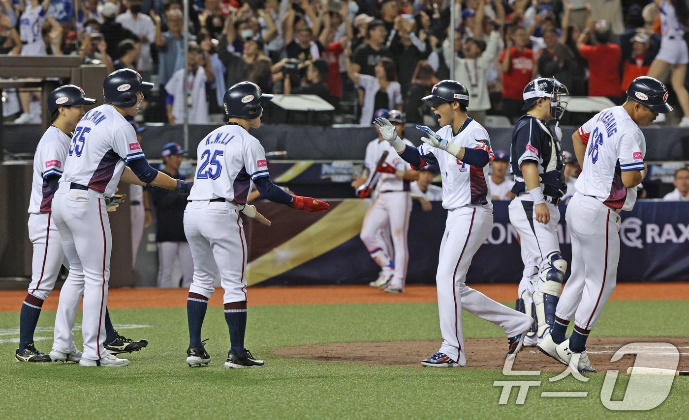 13일&#40;현지시간&#41; 오후 대만 타이베이시 타이베이돔에서 열린 2024 WBSC 프리미어12 B조 예선 대한민국과 대만의 경기, 2회말 대만 공격 2사만루 상황에서 천천웨이가 대한민국 선발 고영표를 상대로 만루 홈런으로 득점하고 있다. 2024.11.13/뉴스1 ⓒ News1 장수영 기자