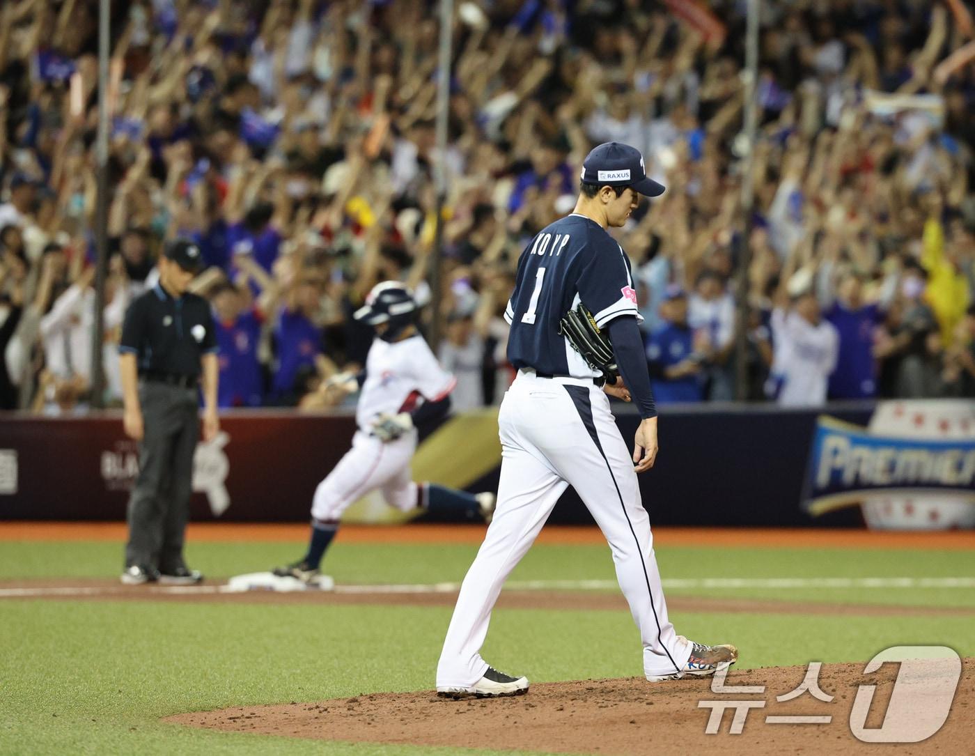 13일&#40;현지시간&#41; 오후 대만 타이베이시 타이베이돔에서 열린 2024 WBSC 프리미어12 B조 예선 대한민국과 대만의 경기, 2회말 대만 공격 2사만루 상황에서 대한민국 선발 고영표가 천천웨이에게 만루 홈런을 허용하고 있다. 2024.11.13/뉴스1 ⓒ News1 장수영 기자