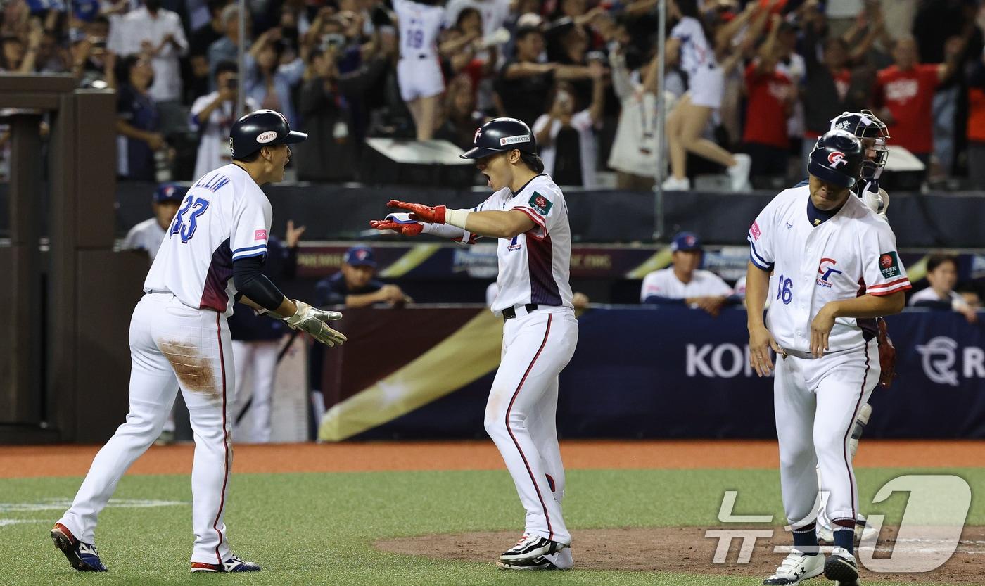 13일&#40;현지시간&#41; 오후 대만 타이베이시 타이베이돔에서 열린 2024 WBSC 프리미어12 B조 예선 대한민국과 대만의 경기, 2회말 대만 공격 2사 2루 상황에서 대만 천제시엔이 대한민국 선발 고영표에게 투런을 친 뒤 동료들과 환호하고 있다. 2024.11.13/뉴스1 ⓒ News1 장수영 기자