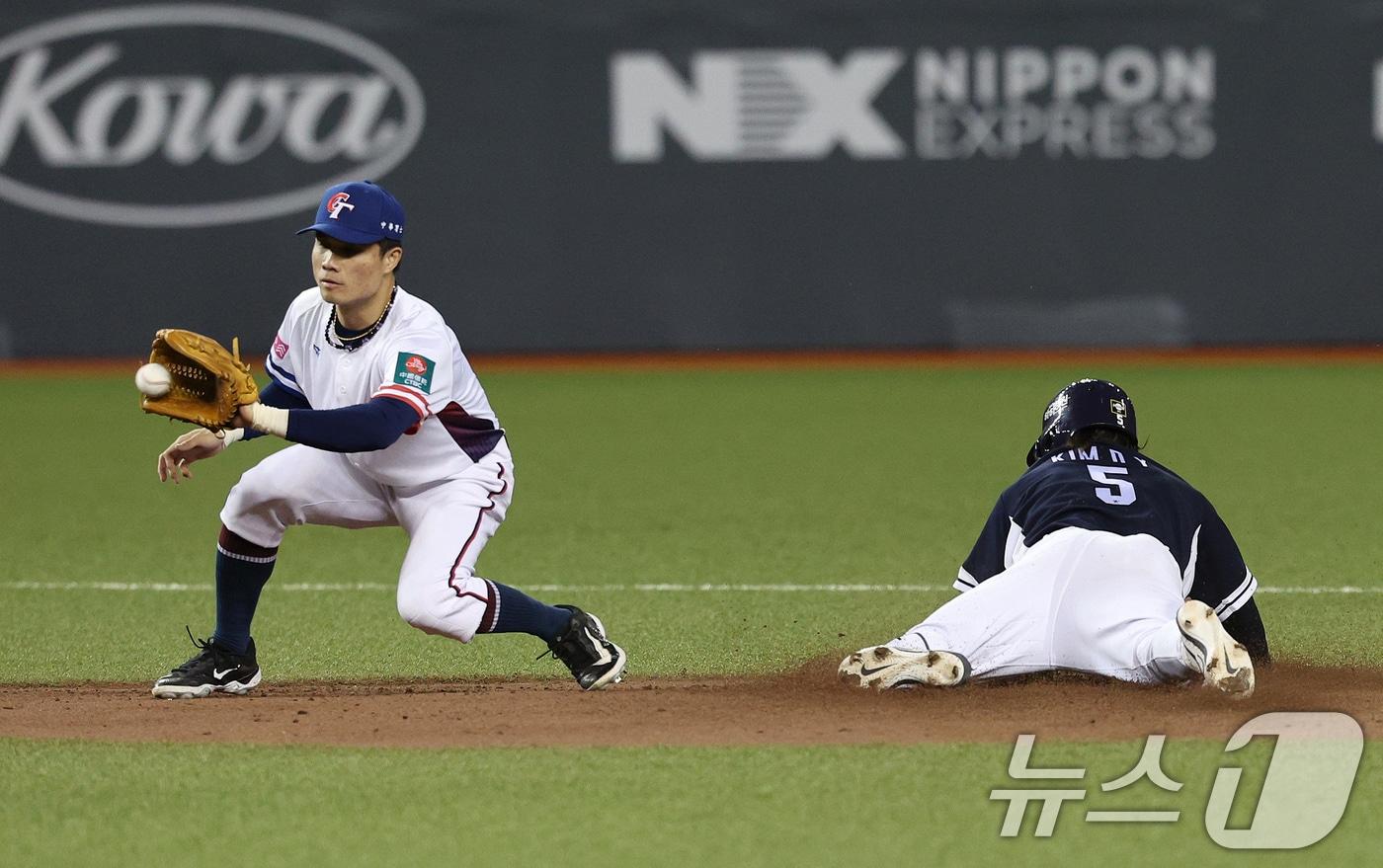 13일&#40;현지시간&#41; 오후 대만 타이베이시 타이베이돔에서 열린 2024 WBSC 프리미어12 B조 예선 대한민국과 대만의 경기, 6회초 대한민국 공격 1사 1루 상황에서 1루주자 김도영이 도루를 성공하고 있다. 2024.11.13/뉴스1 ⓒ News1 장수영 기자