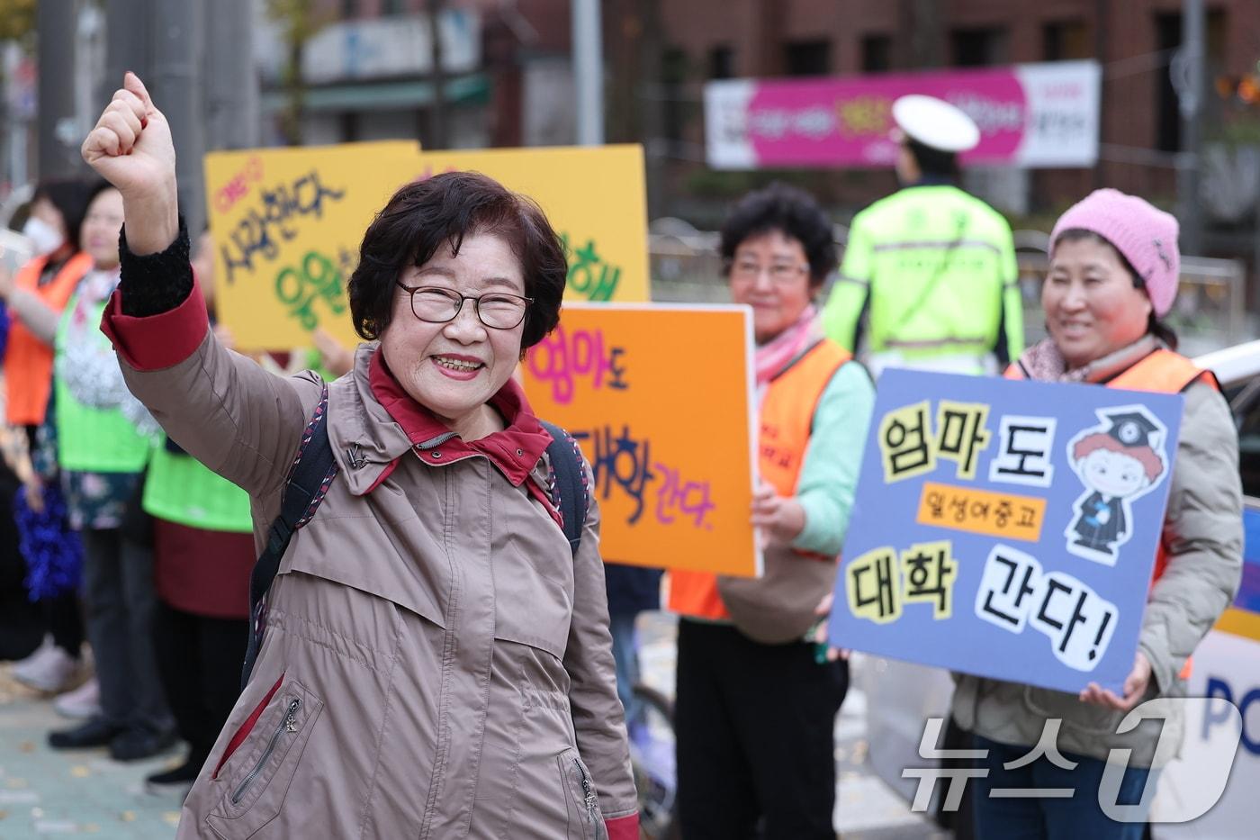 2025학년도 대학수학능력시험일인 14일 오전 서울시교육청 12지구 제22시험장인 마포구 홍익대학교사범대학부속여자고등학교에서 일성여자중고등학교 최고령 수험생 임태수&#40;83&#41; 할머니가 학우들의 응원을 받으며 시험장으로 향하고 있다. 2024.11.14/뉴스1 ⓒ News1 김성진 기자