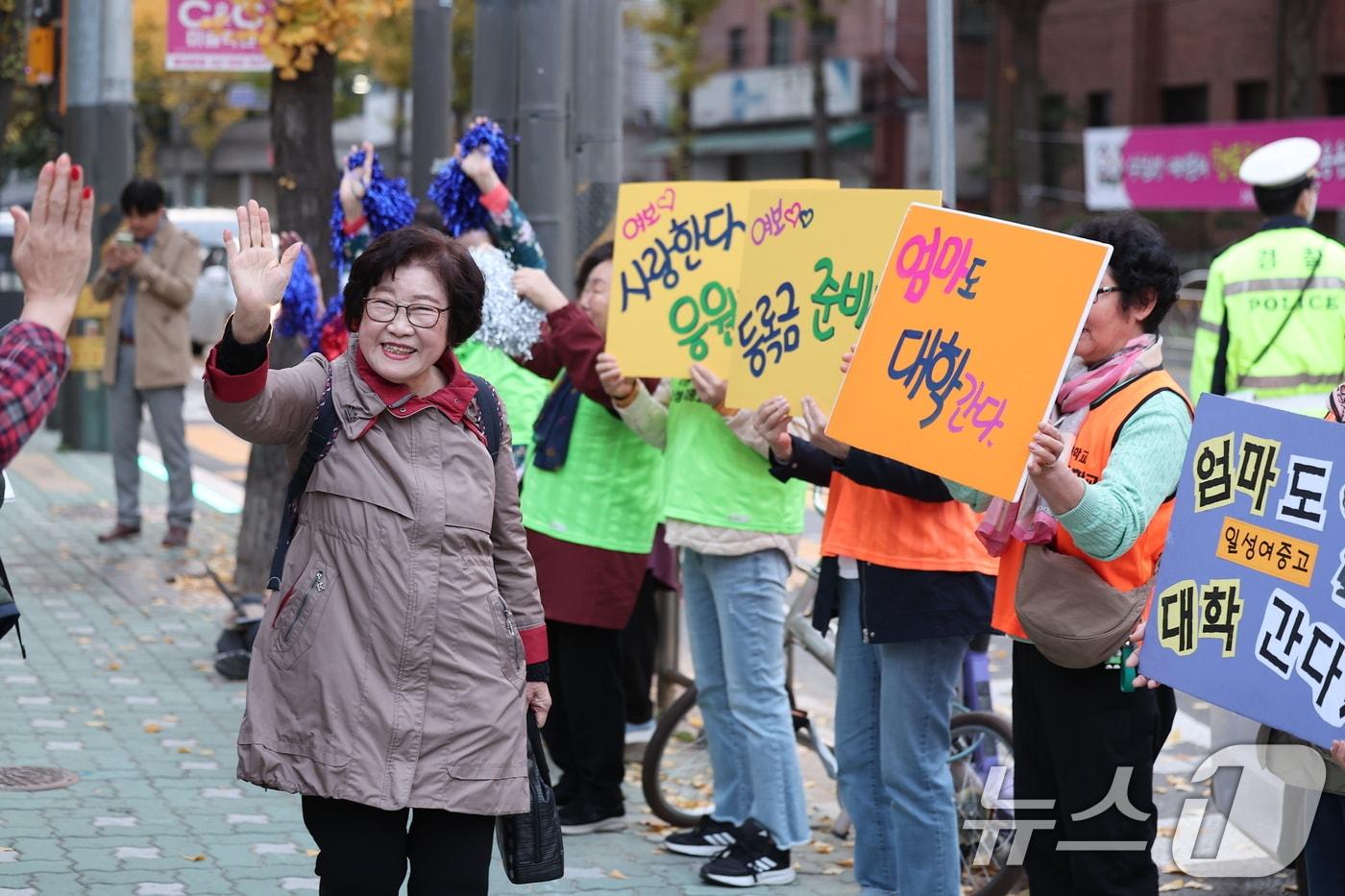 2025학년도 대학수학능력시험일인 14일 오전 서울시교육청 12지구 제22시험장인 마포구 홍익대학교사범대학부속여자고등학교에서 일성여자중고등학교 최고령 수험생 임태수&#40;83&#41; 할머니가 학우들의 응원을 받으며 시험장으로 향하고 있다. 2024.11.14/뉴스1 ⓒ News1 김성진 기자