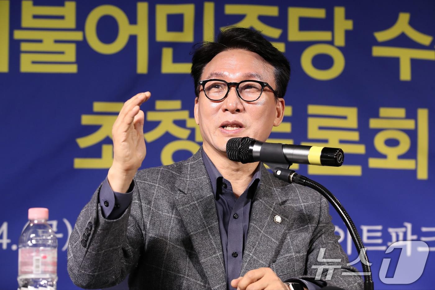 김민석 더불어민주당 수석최고위원이 14일 오전 대구 남구 이천동 대구아트파크에서 열린 아시아포럼21 초청토론회에 참석해 기조발언을 하고 있다. 2024.11.14/뉴스1 ⓒ News1 공정식 기자