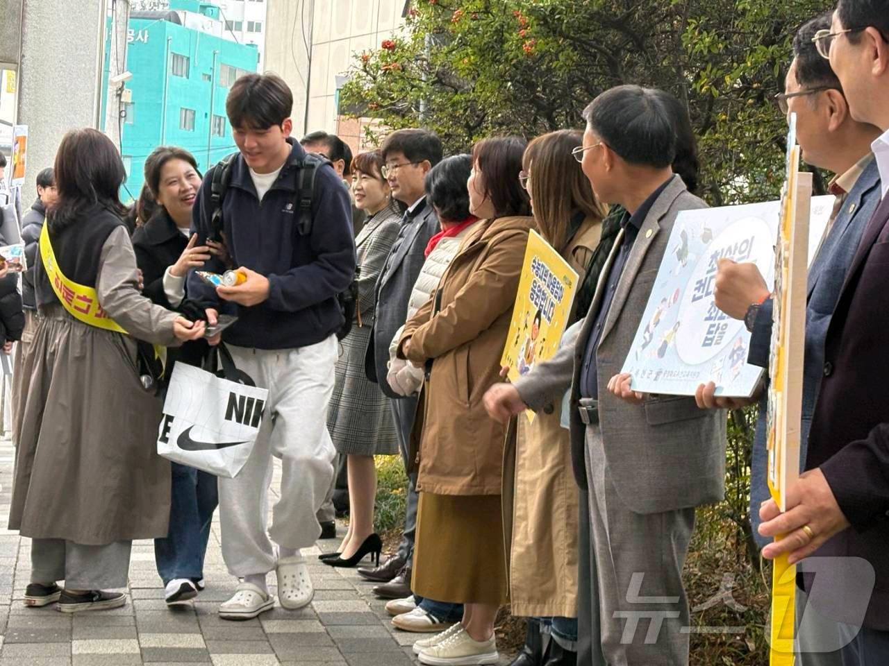 2025학년도 대학수학능력시험일인 13일 충북 옥천군 옥천고등학교 앞에서 황규철 옥천군수를 비롯한 학부모 등이 수험생을 응원하고 있다.&#40;옥천군 제공&#41; /뉴스1 