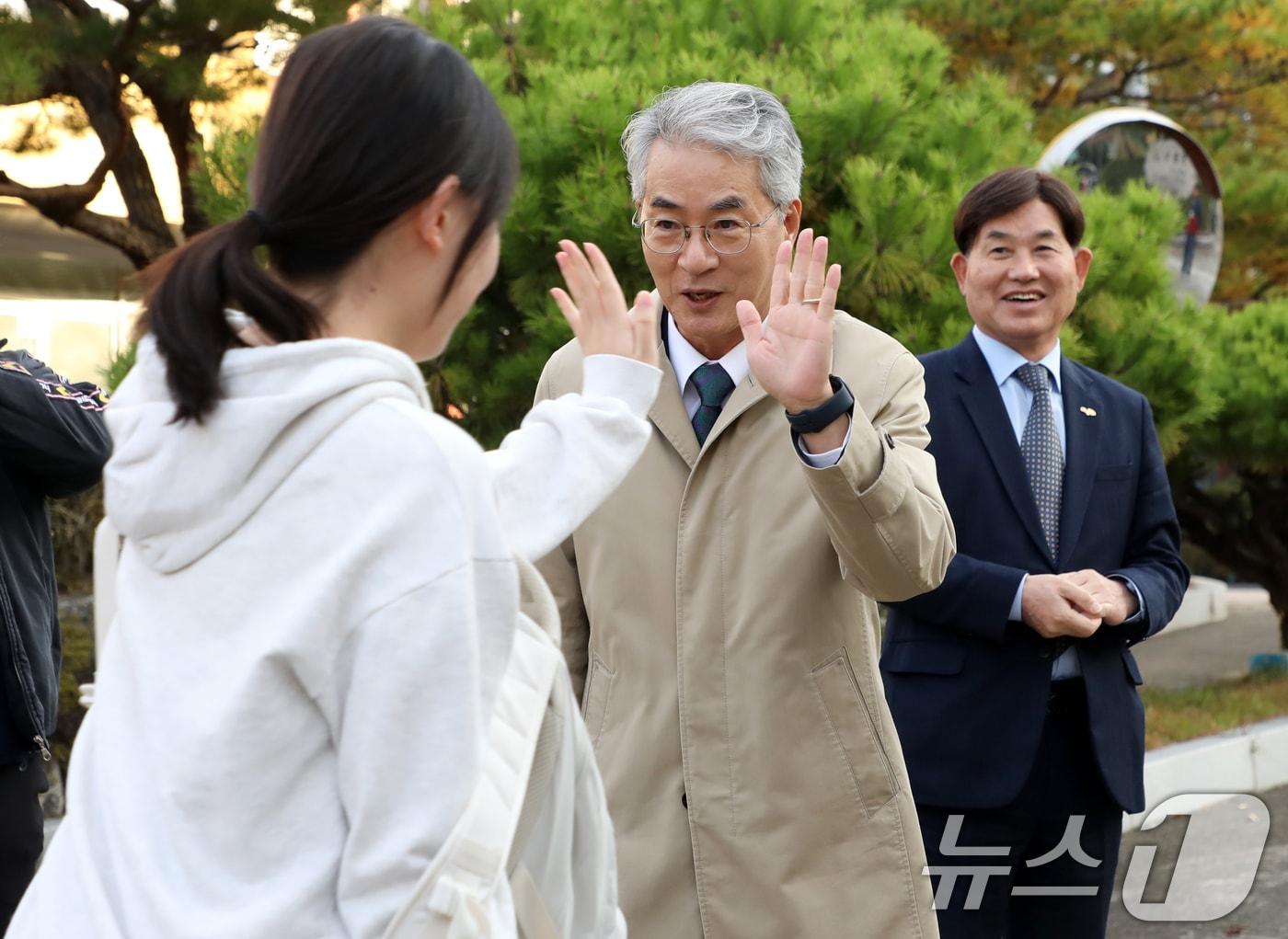 박종훈 경남교육감이 2025학년도 대학수학능력시험일인 14일 오전 경남도교육청 88지구 제12시험장인 창원시 성산구 창원중앙여고 앞에서 수험생을 격려하고 있다. 2024.11.14/뉴스1 ⓒ News1 윤일지 기자