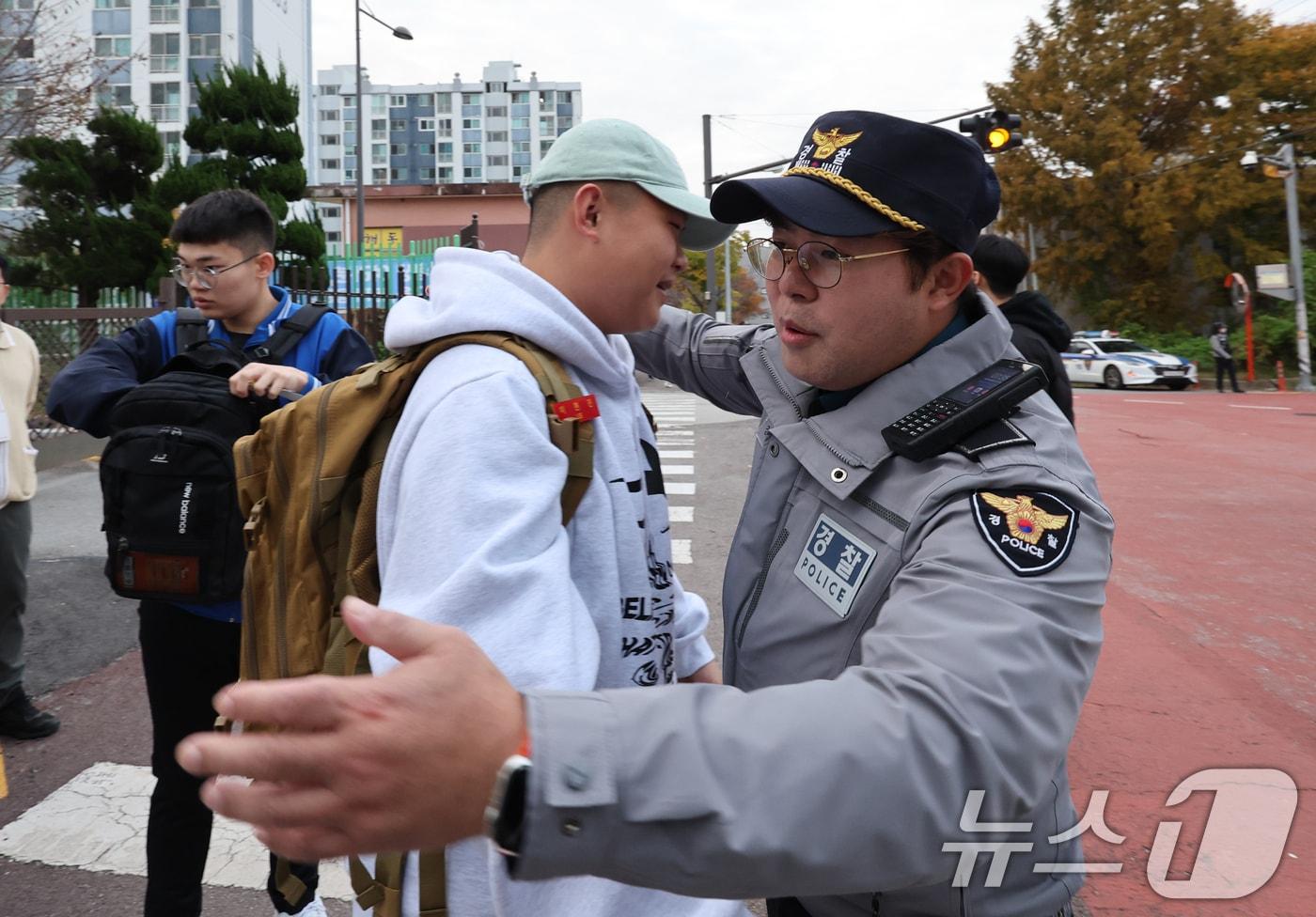 2025학년도 대학수학능력시험일인 14일 오전 광주시교육청 26지구 제2시험장인 광산구 정광고등학교 앞에서 10시간 걸려 시험보러온 해병대 수험생에게 학부모 대신 경찰들이 응원의 포옹을 해주고 있다. 2024.11.14./뉴스1 ⓒ News1 김태성 기자