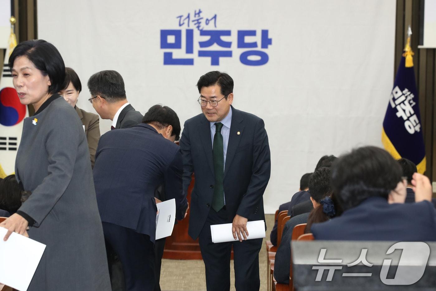 박찬대 더불어민주당 원내대표가 14일 오전 서울 여의도 국회에서 열린 비공개 의원총회에 참석해 인사나누고 있다. 2024.11.14/뉴스1 ⓒ News1 이광호 기자