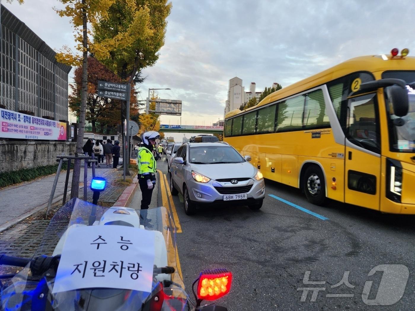  14일 대전 중구 충남여고 앞 도로에서 경찰이 수험생 수송지원을 위해 대기하고 있다. &#40;대전경찰청 제공&#41;