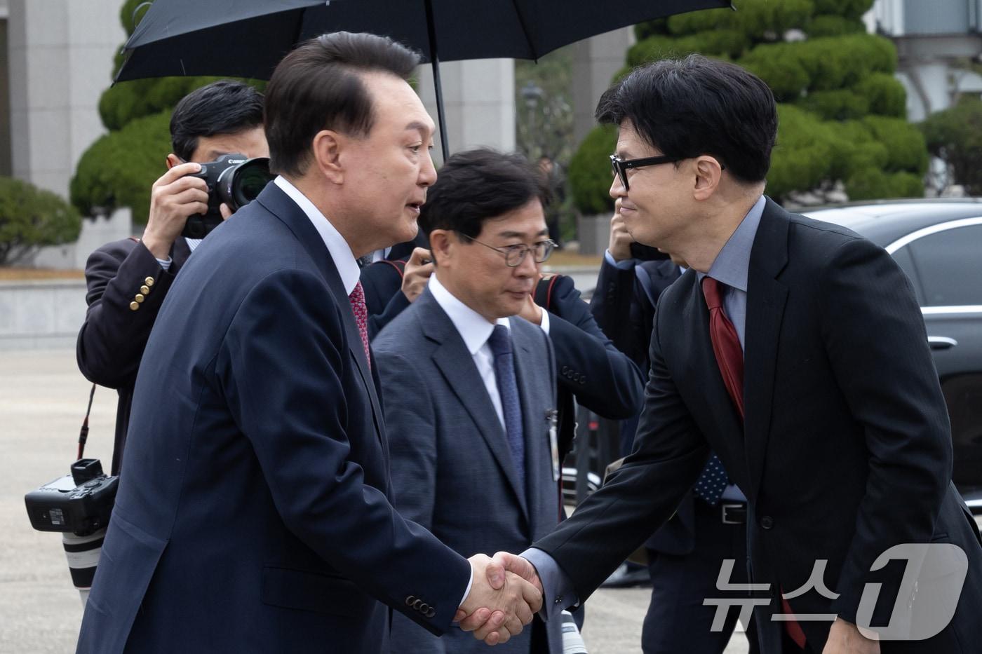 윤석열 대통령이 14일 성남 서울공항에서 아시아태평양경제협력체&#40;APEC&#41; 및 주요 20개국&#40;G20&#41; 정상회의 참석을 위해 출국하며 환송 나온 한동훈 국민의힘 대표와 악수하고 있다. &#40;대통령실 제공&#41; 2024.11.14/뉴스1 ⓒ News1 송원영 기자