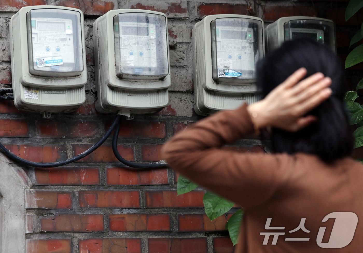 전기요금 인상과 여름철 전력 수요 증가로 한국전력이 8년 만에 분기 최대 영업이익을 기록한 14일 서울의 한 주택가에 설치된 전력 계량기 앞으로 시민들이 오가고 있다. 전자공시시스템에 따르면 한전은 3분기 매출 69조8698억원, 영업이익 5조9457억원을 거뒀다. 각각 전년 동기 대비 6.7%, 70% 늘었는데, 이는 한전이 영업이익 최고 실적을 기록했던 2016년 3분기 이후 최대다. 다만 이 같은 실적에도 한전의 재무 위기 해소는 멀었다는 지적이다. 한전의 부채 총액은 올 상반기 말 기준 202조8904억원에 달한다. 올해 부담할 이자 비용만 4조5000억원 수준으로 예상돼 누적적자를 해소하기 위해서는 전기요금 인상이 불가피해 보인다. 2024.11.14/뉴스1 ⓒ News1 이동해 기자