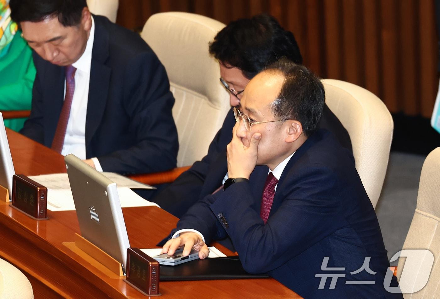 국민의힘 추경호 원내대표이 14일 오후 서울 여의도 국회에서 열린 제418회국회&#40;정기회&#41; 제12차 본회의에서 생각에 잠겨 있다. 2024.11.14/뉴스1 ⓒ News1 김민지 기자