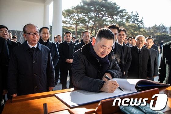 구본상 LIG그룹 회장이 지난 1월 서울 동작구 국립서울현충원을 참배한 후 방명록을 쓰는 모습&#40;LIG넥스원 제공&#41;. 2023.1.4.