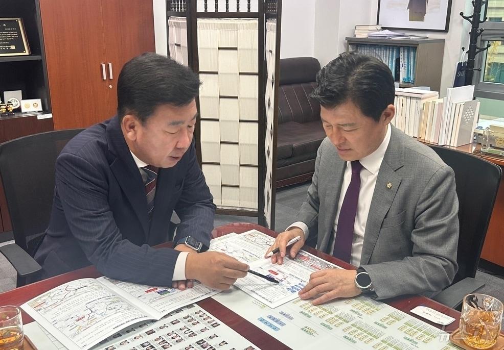 이범석 청주시장이 구자근 예결위원회 간사에 국비 반영을 건의하고 있다.&#40;청주시 제공&#41;.2024.11.14/뉴스1 