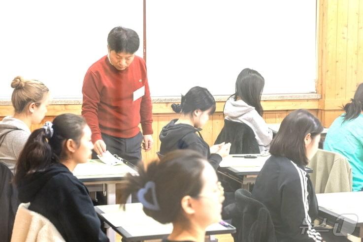 전북 전주시의 한 수험장 시험실에서 학생들이 시험지를 배부받고 있다.&#40;전북교육청 제공&#41;/뉴스1