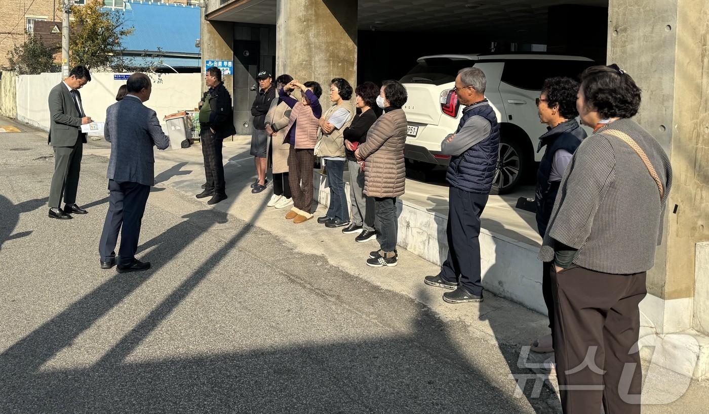 최재현 전북 익산시의원이 모현동 주민들을 만나 수압 문제 해결에 나섰다.&#40;익산시의 제공&#41;2024.11.14/뉴스1