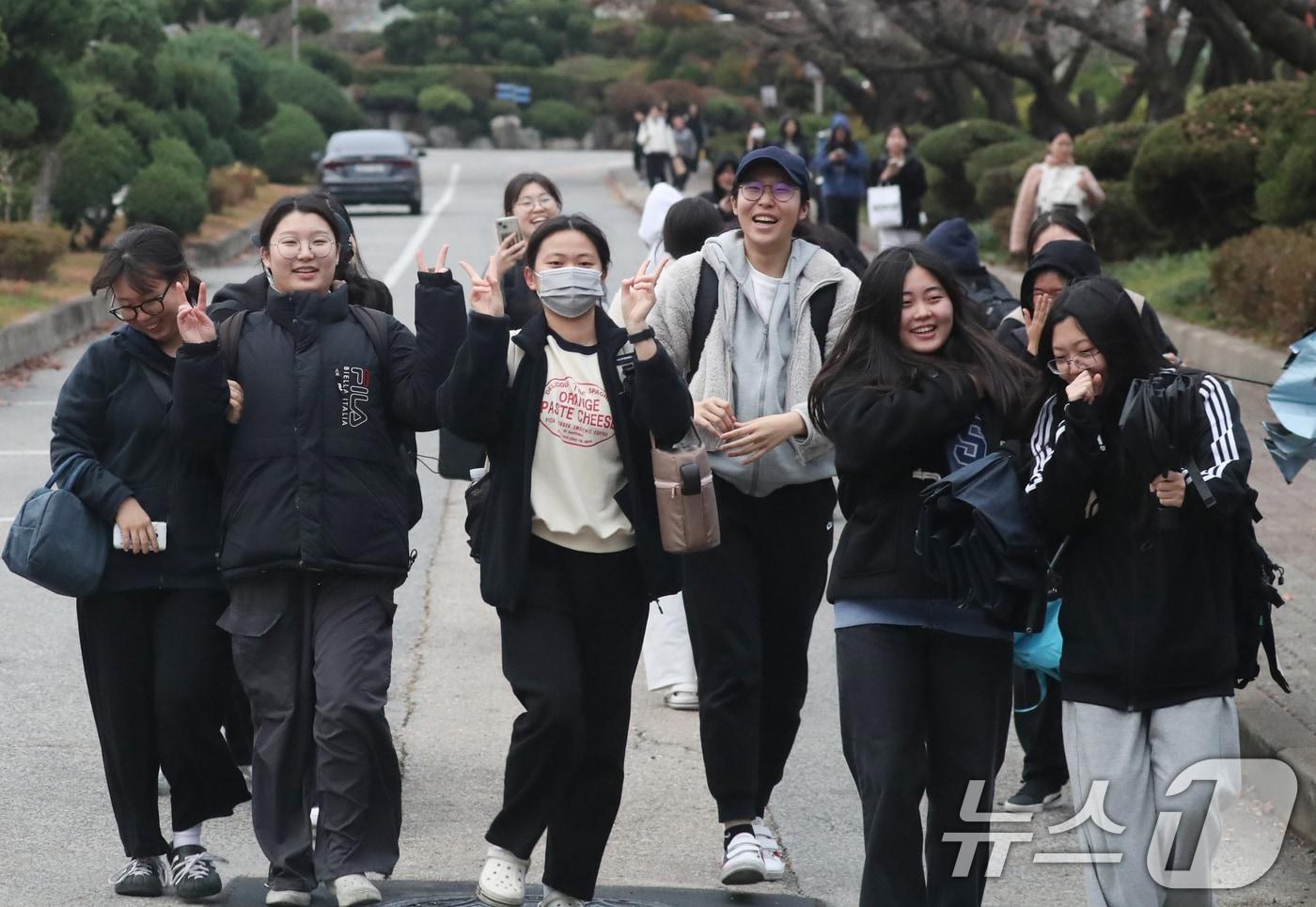 2025학년도 대학수학능력시험을 마친 수험생들이 나오는 모습. /뉴스1 ⓒ News1 김영운 기자