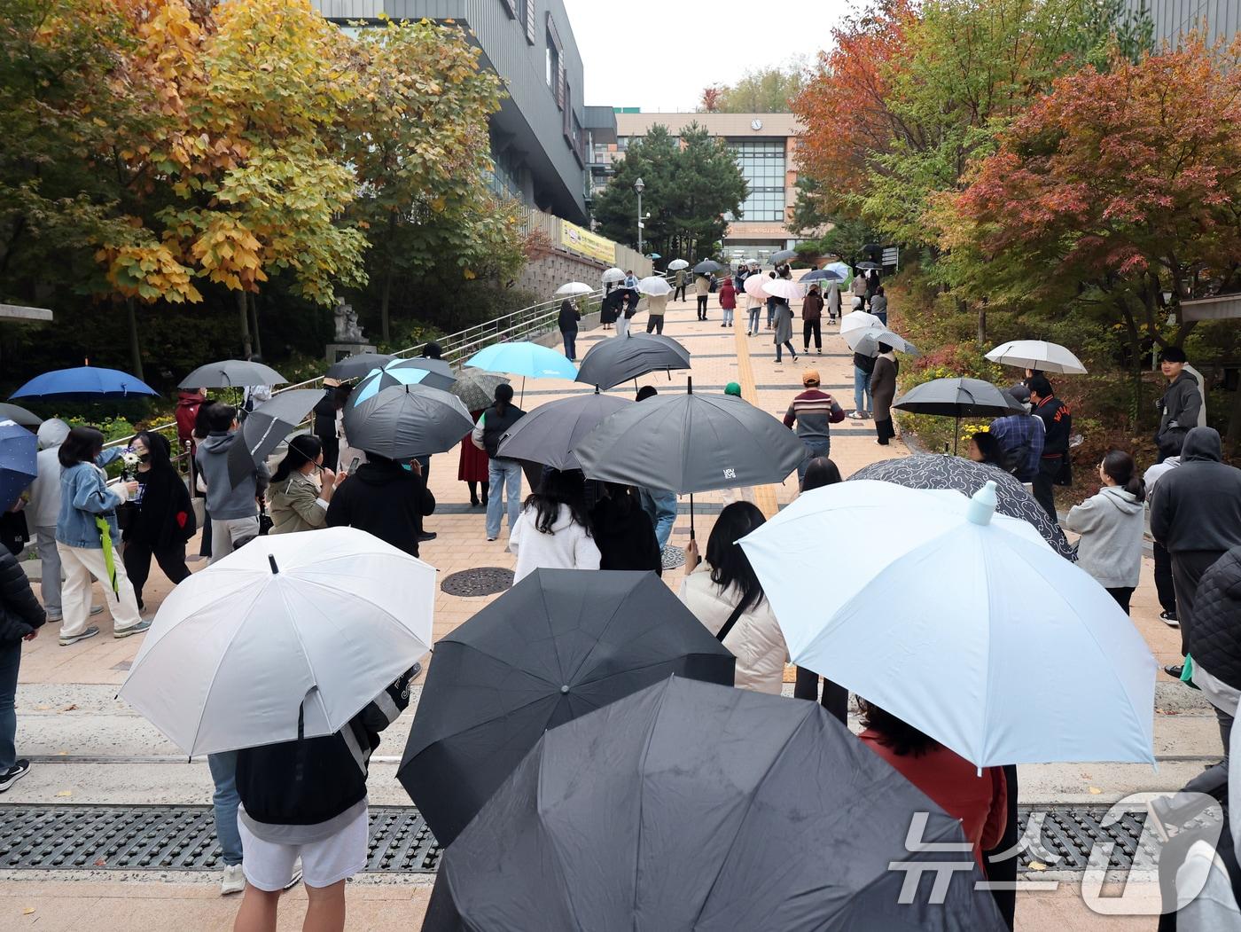 2025학년도 대학수학능력시험일인 14일 오후 서울시교육청 12지구 제22시험장인 서울 마포구 홍익대학교사범대학부속여자고등학교에서 우산을 든 학부모들이 시험을 마친 수험생을 기다리고 있다. 2024.11.14/뉴스1 ⓒ News1 황기선 기자