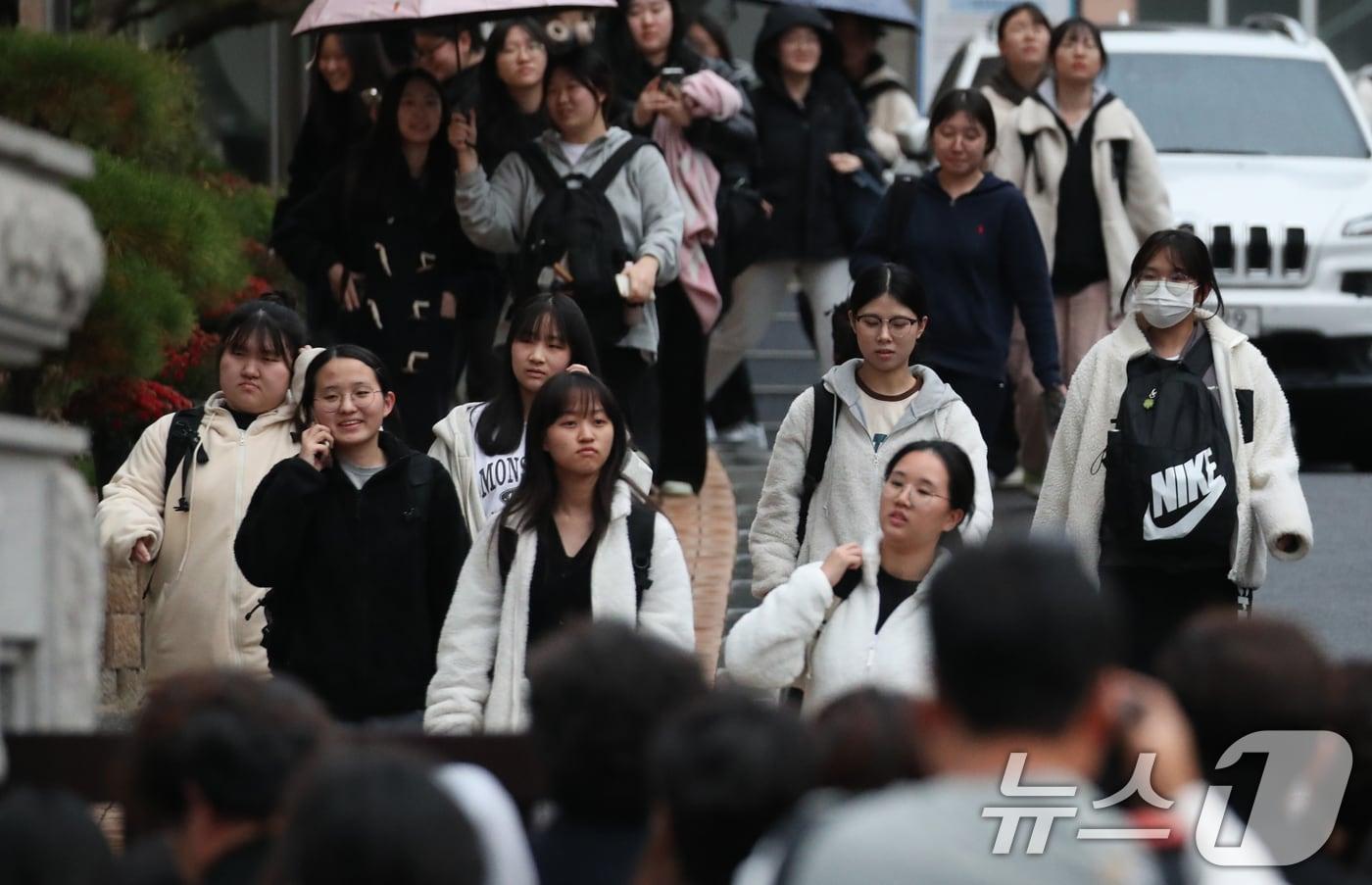 대학수학능력시험을 마친 수험생들이 시험장을 나서고 있다. /뉴스1 ⓒ News1 김기태 기자