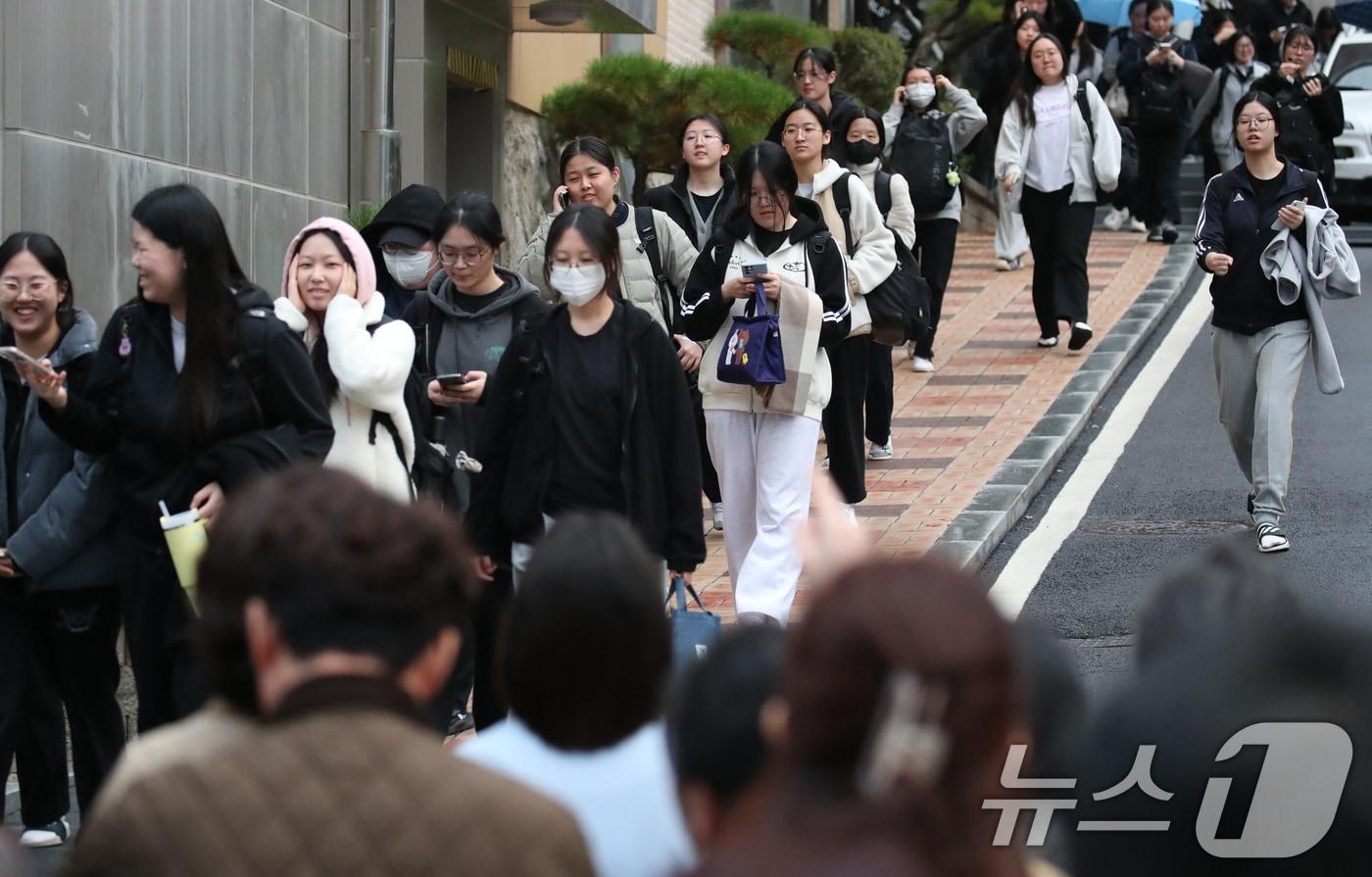 14일 대전시교육청 27지구 제35시험장인 대전 호수돈여자고등학교에서 대학수학능력시험을 마친 수험생들이 시험장을 나서고 있다. 2024.11.14/뉴스1 ⓒ News1 김기태 기자