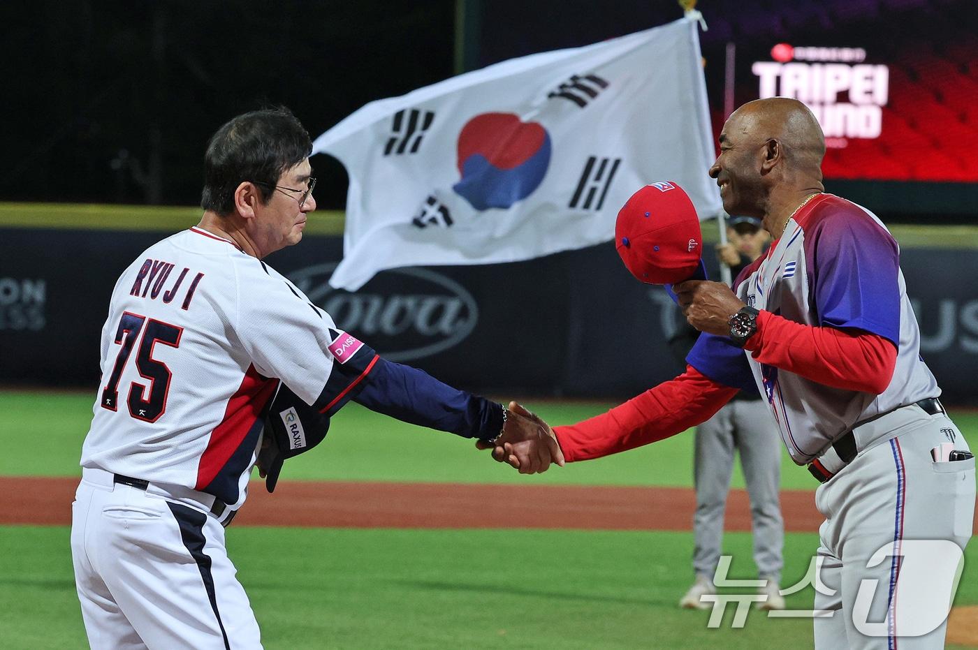 14일&#40;현지시간&#41; 오후 대만 타이베이시 톈무 야구장에서 열린 2024 WBSC 프리미어12 B조 예선 대한민국과 쿠바의 경기에 앞서 대표팀 류중일 감독과 아르만도 욘슨 쿠바 감독이 악수하고 있다. 2024.11.14/뉴스1 ⓒ News1 장수영 기자