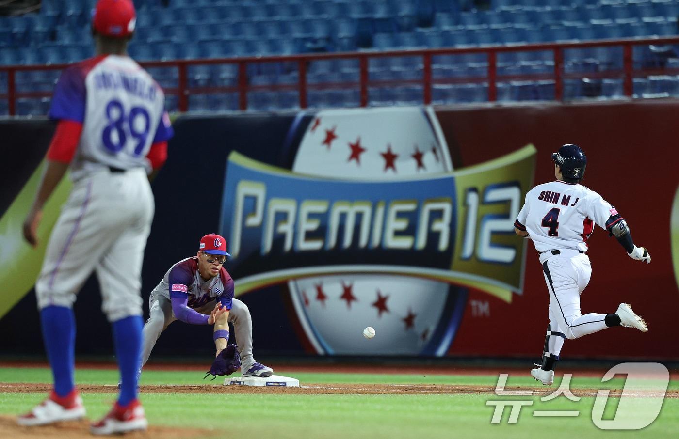 14일&#40;현지시간&#41; 오후 대만 타이베이시 톈무 야구장에서 열린 2024 WBSC 프리미어12 B조 예선 대한민국과 쿠바의 경기, 1회말 대한민국 공격 무사 1루 상황에서 신민재가 희생번트를 친 뒤 1루로 전력질주 하고 있다. 2024.11.14/뉴스1 ⓒ News1 장수영 기자