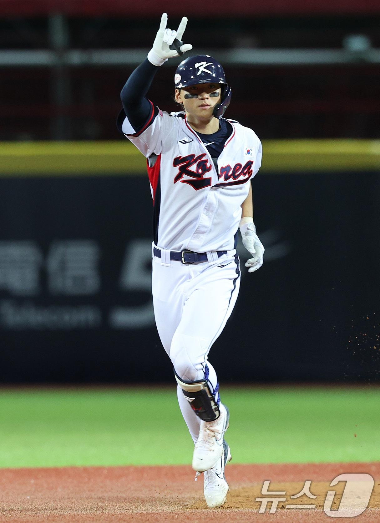 14일&#40;현지시간&#41; 오후 대만 타이베이시 톈무 야구장에서 열린 2024 WBSC 프리미어12 B조 예선 대한민국과 쿠바의 경기, 2회말 대한민국 공격 2사 만루 상황에서 김도영이 만루홈런을 친 뒤 홈을 향해 달리고 있다. 2024.11.14/뉴스1 ⓒ News1 장수영 기자