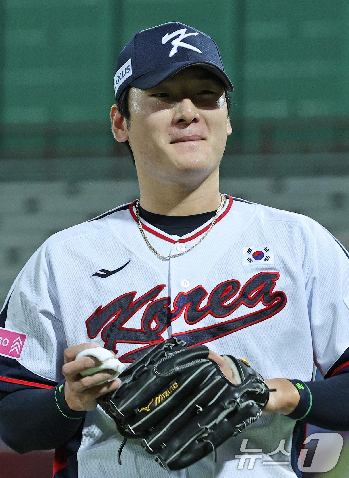 14일&#40;현지시간&#41; 오후 대만 타이베이시 톈무 야구장에서 열린 2024 WBSC 프리미어12 B조 예선 대한민국과 쿠바의 경기, 3회초 쿠바 공격 2사 1, 3루 상황에서 대한민국 선발 곽빈이 요안 몬카다의 홈런성 타구가 중견수 플라이 아웃처리 되자 웃음을 띄며 더그아웃으로 걸어가고 있다. 2024.11.14/뉴스1 ⓒ News1 장수영 기자