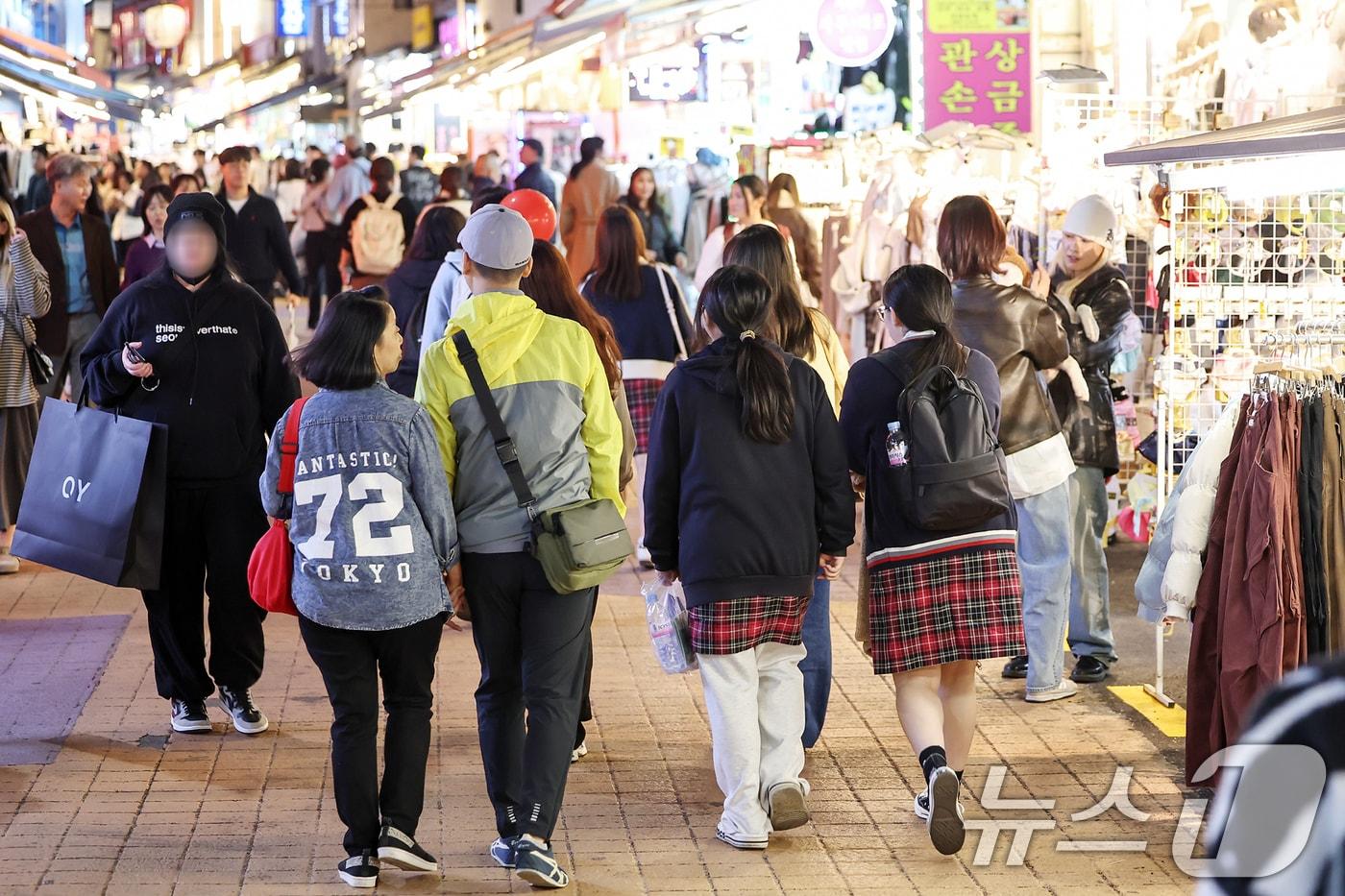 2025학년도 대학수학능력시험일인 14일 오후 서울 마포구 홍대 거리가 학생들을 비롯한 인파로 북적이고 있다. 2024.11.14/뉴스1 ⓒ News1 민경석 기자