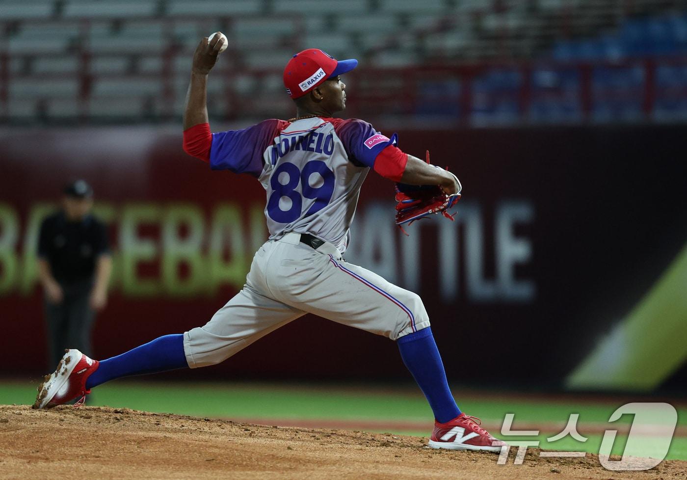 14일&#40;현지시간&#41; 오후 대만 타이베이시 톈무 야구장에서 열린 2024 WBSC 프리미어12 B조 예선 대한민국과 쿠바의 경기, 1회말 쿠바 선발 리반 모이넬로가 역투하고 있다. 2024.11.14/뉴스1 ⓒ News1 장수영 기자