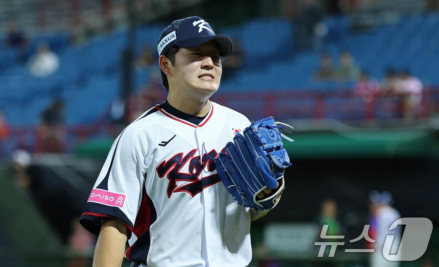 14일&#40;현지시간&#41; 오후 대만 타이베이시 톈무 야구장에서 열린 2024 WBSC 프리미어12 B조 예선 대한민국과 쿠바의 경기, 8회초 쿠바 공격 무사 1루 상황에서 대한민국 김택연이 쿠바 비날레스에게 백투백 홈런을 허용한 뒤 마운드에서 내려오고 있다. 2024.11.14/뉴스1 ⓒ News1 장수영 기자