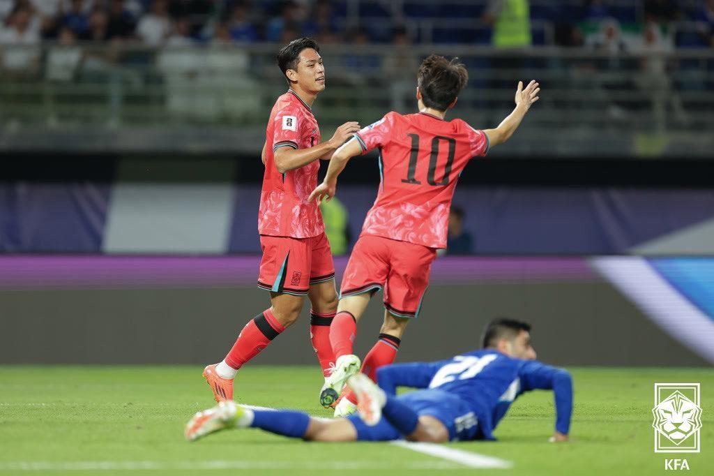 14일 오후&#40;현지시각&#41; 쿠웨이트 자베르 알아흐마드 국제경기장에서 열린 2026 국제축구연맹&#40;FIFA&#41; 북중미 월드컵 아시아 3차 예선 B조 5차전 대한민국과 쿠웨이트의 경기, 전반 대한민국 오세훈이 선취골을 넣은 뒤 이재성과 기쁨을 나누고 있다. &#40;대한축구협회 제공&#41; 2024.11.14/뉴스1 ⓒ News1 김진환 기자