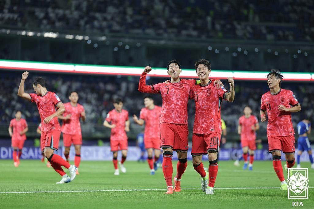 축구대표팀의 손흥민이 추가 득점 후 이재성과 기뻐하고 있다. &#40;대한축구협회 제공&#41;