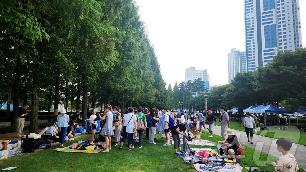 시민나눔장터에 방문객이 북적이고 있다&#40;부산시청 제공&#41;