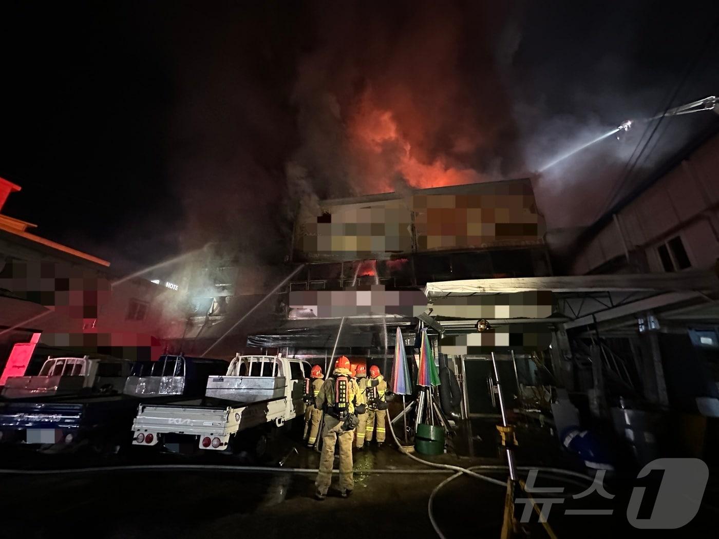 15일 0시 31분쯤 경북 구미시 임수동의 한 공구상가에서 불이나 소방 당국이 화재를 진압하고 있다&#40;경북소방본부 제공&#41;2024.11.15/뉴스1