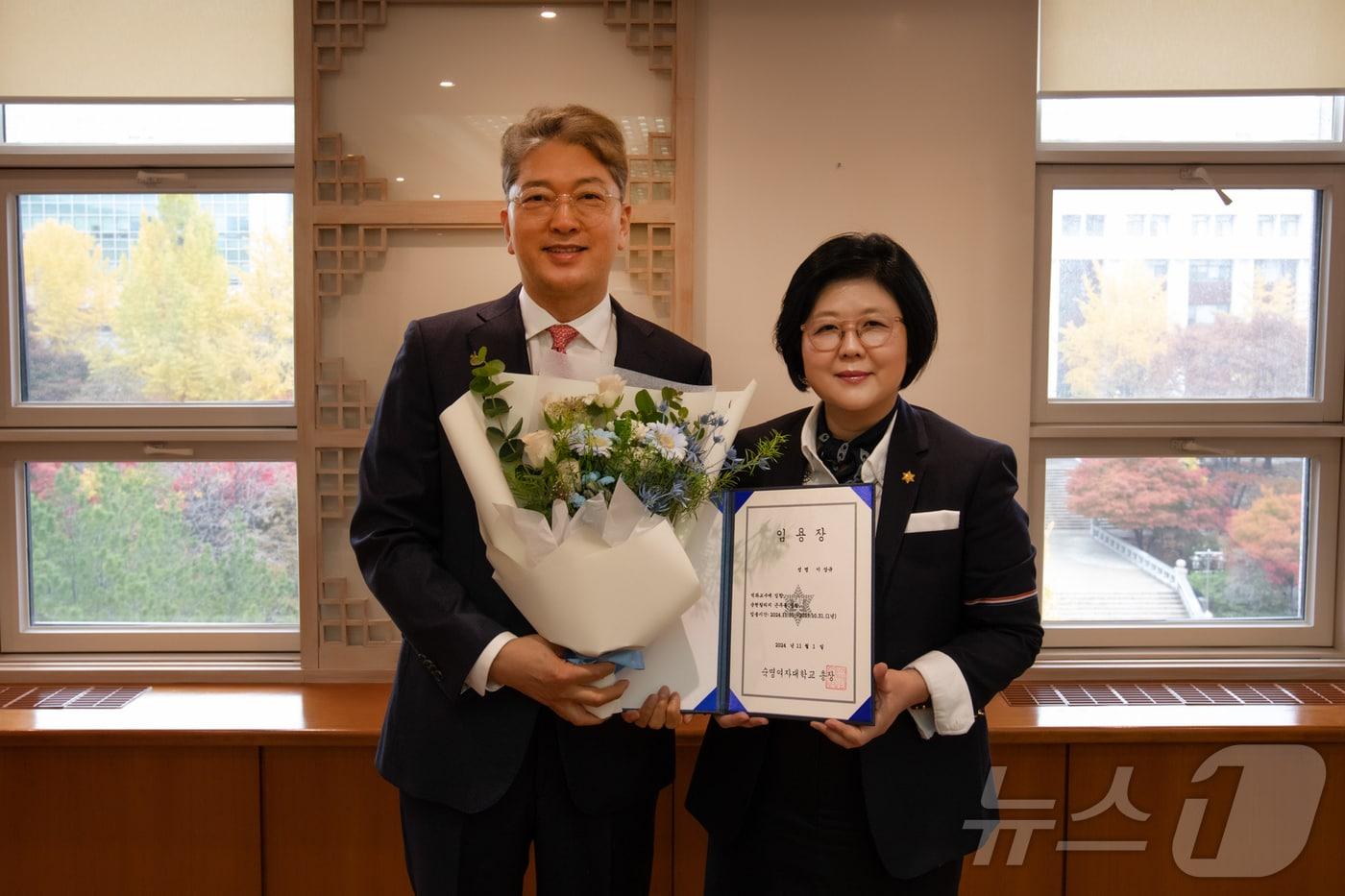 14일 서울 용산구 숙명여대 행정관에서 열린 이상규 석좌교수 임용식에서 문시연 숙명여대 총장&#40;오른쪽&#41;과 이상규 석좌교수가 기념 촬영을 하고 있다. &#40;숙명여대 제공&#41;