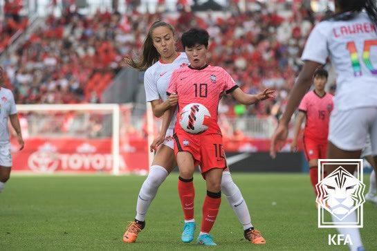 여자 축구대표팀이 스페인 원정을 떠나 스페인, 캐나다를 상대로 평가전을 치른다. 사진은 지소연&#40;10번&#41;. &#40;대한축구협회 제공&#41;