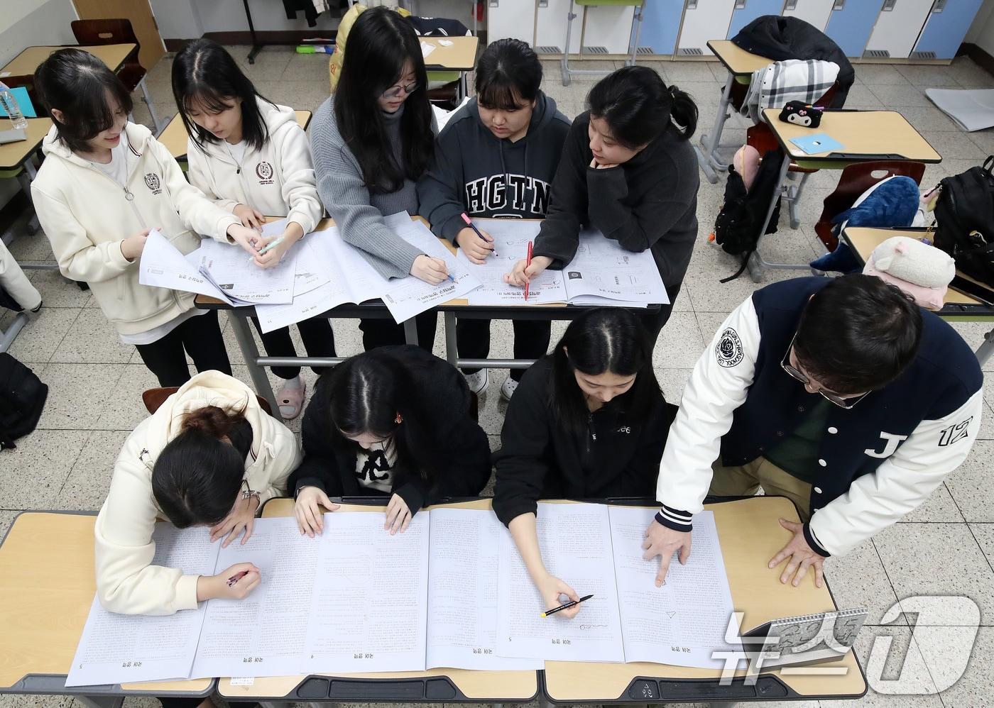 대구 수성구 정화여자고등학교에서 고3 수험생들이 담임교사와 함께 2025학년도 대학수학능력시험&#40;수능&#41; 가채점을 하는 모습. /뉴스1 ⓒ News1 공정식 기자