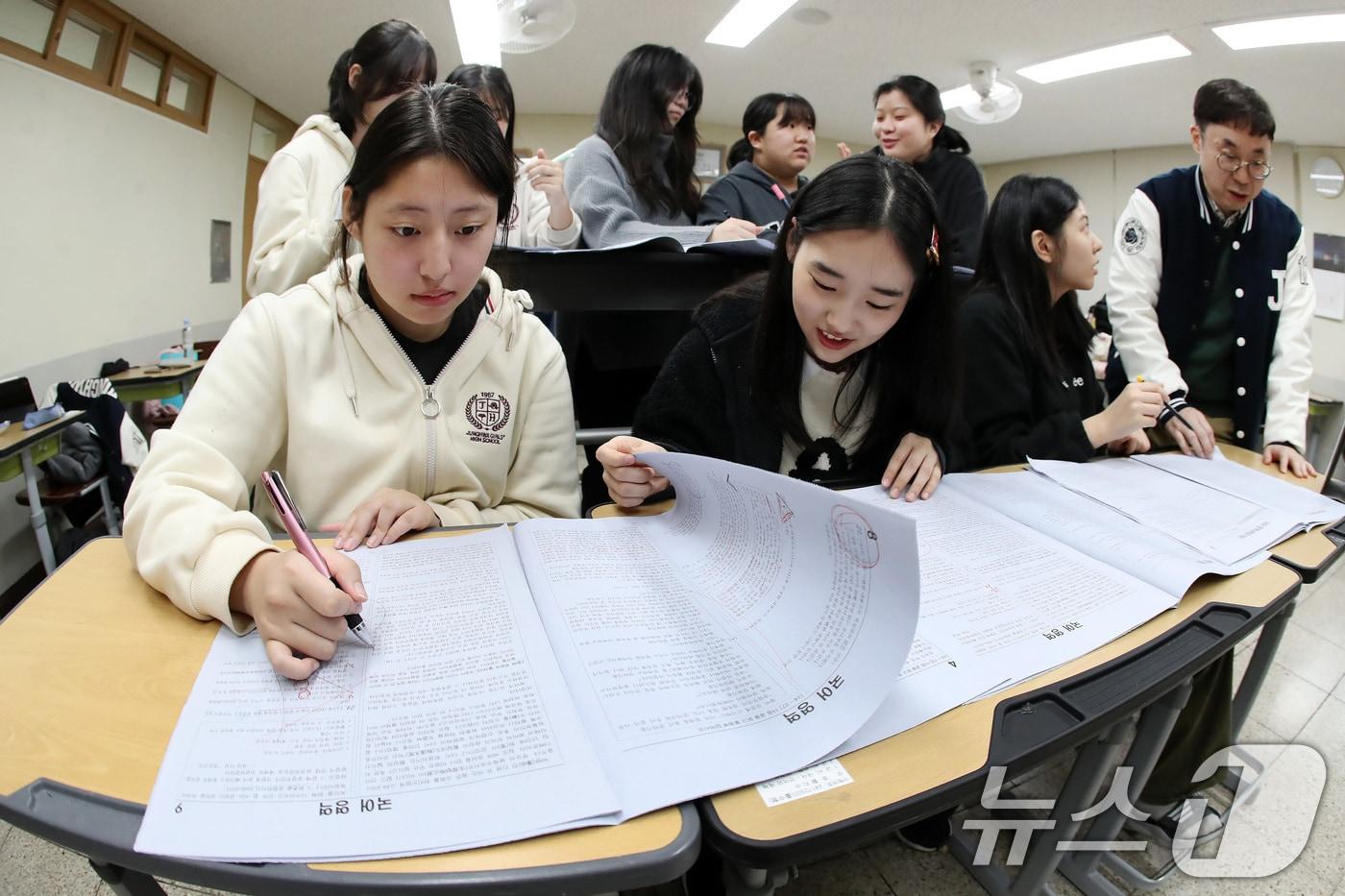 대구 수성구 정화여자고등학교에서 고3 수험생들이 담임교사와 함께 2025학년도 대학수학능력시험&#40;수능&#41; 가채점을 하는 모습. /뉴스1 ⓒ News1 공정식 기자