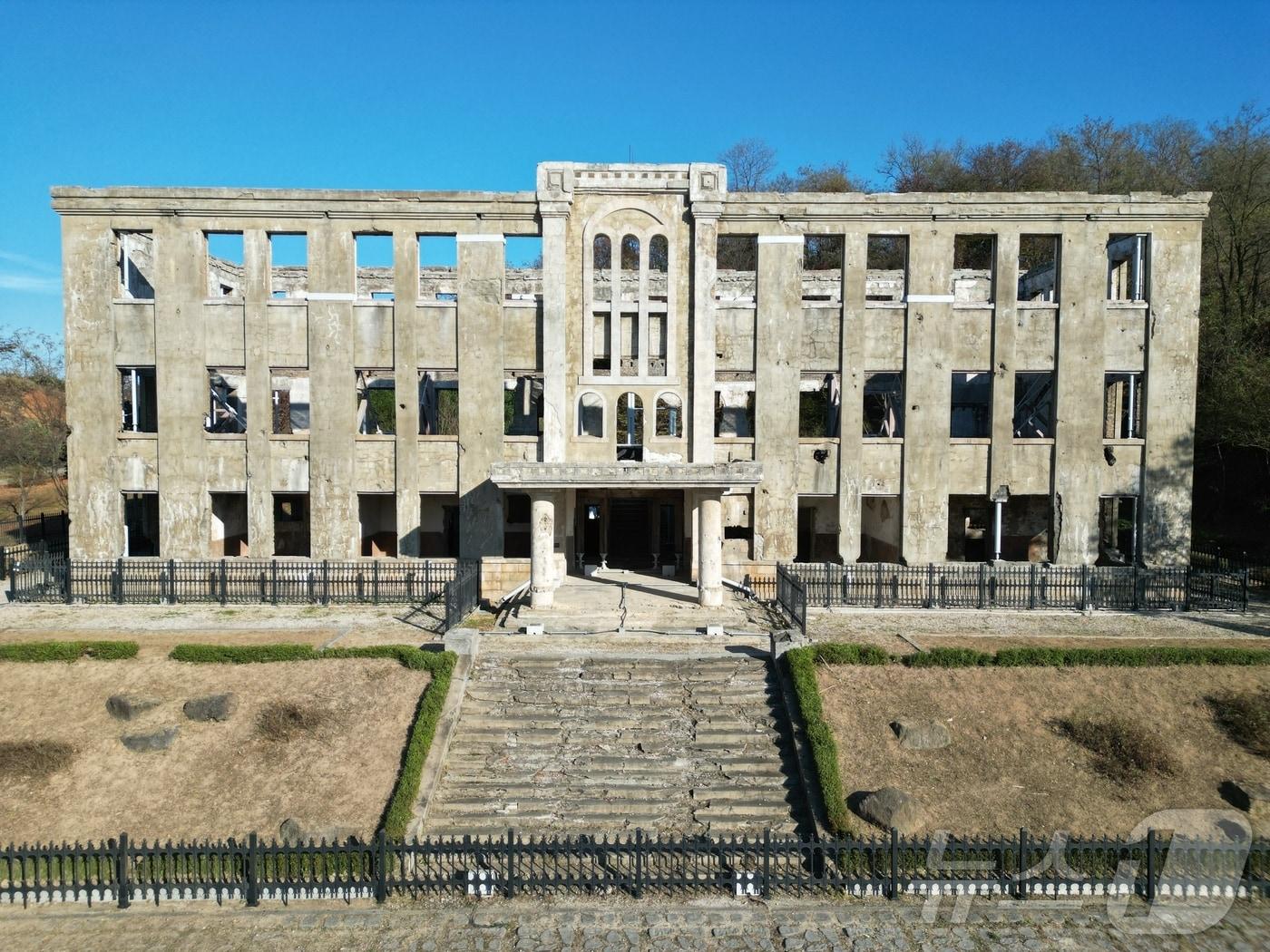 보수공사 완료된 철원 소재 옛 노동당사.&#40;철원군 제공&#41;