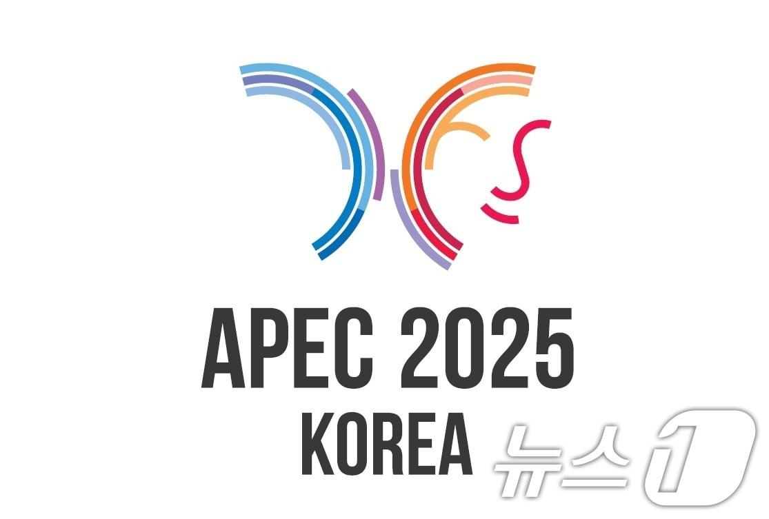 2025년 아시아태평양경제협력체&#40;APEC&#41; 정상회의 준비기획단이 지난 11월14일&#40;현지시간&#41; 페루에서 &#39;2025년 APEC 정상회의&#39; 공식 엠블럼을 공개했다. 공식 엠블럼은 꽃에서 꽃으로 이동하며 생태계 번영에 기여하는 나비를 모티브로, 나비가 APEC 회원국 및 지역을 연결해 아태지역 경제협력 공동체를 번영시키고, 나아가 나비의 날갯짓이 혁신과 변화를 일으킬 것이라는 상징을 담았다. &#40;외교부 제공&#41; 2024.11.15/뉴스1