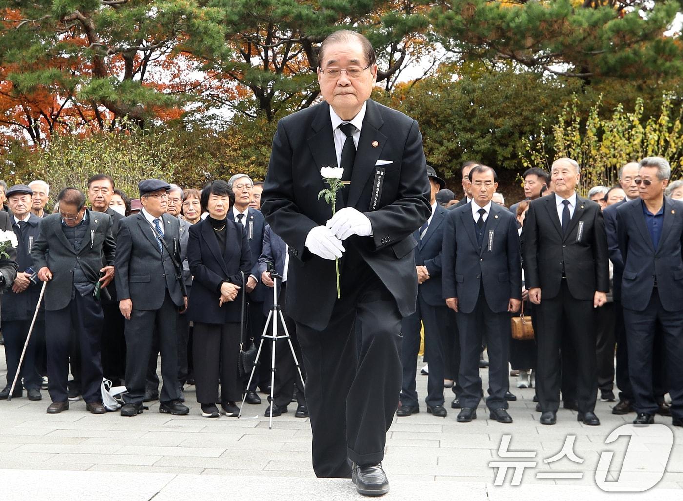 이종찬 광복회장이 15일 서울 동작구 국립서울현충원 임시정부요인묘역에서 열린 ‘순국선열의날 순국선열·애국지사 추모식’에 참석해 헌화를 하고 있다. 2024.11.15/뉴스1 ⓒ News1 권현진 기자