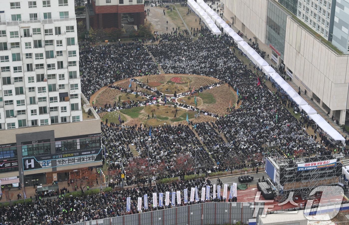 15일 경기 수원시 영통구 경기도청 앞에서 신천지예수교회 신도들이 지난달 30일 파주 임진각 평화누리에서 열릴 예정이던 3만여 명 규모 행사의 대관 승인 취소 조치에 반발하며 집회를 벌이고 있다. 2024.11.15/뉴스1 ⓒ News1 김영운 기자